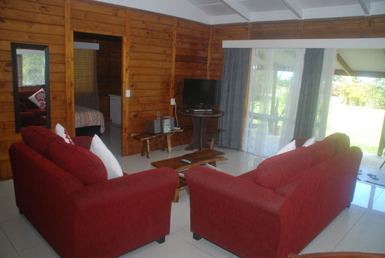 alternate view of living room at Macs Shack, Rarotonga Cook Islands