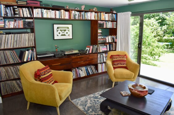 Lounge 2 with bookcase