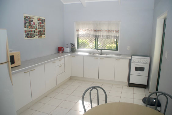well appointed kitchen (with full oven/stove and microwave)