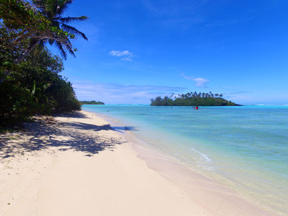 the stunning beach at Moananui, white sand and b\lue lagoon